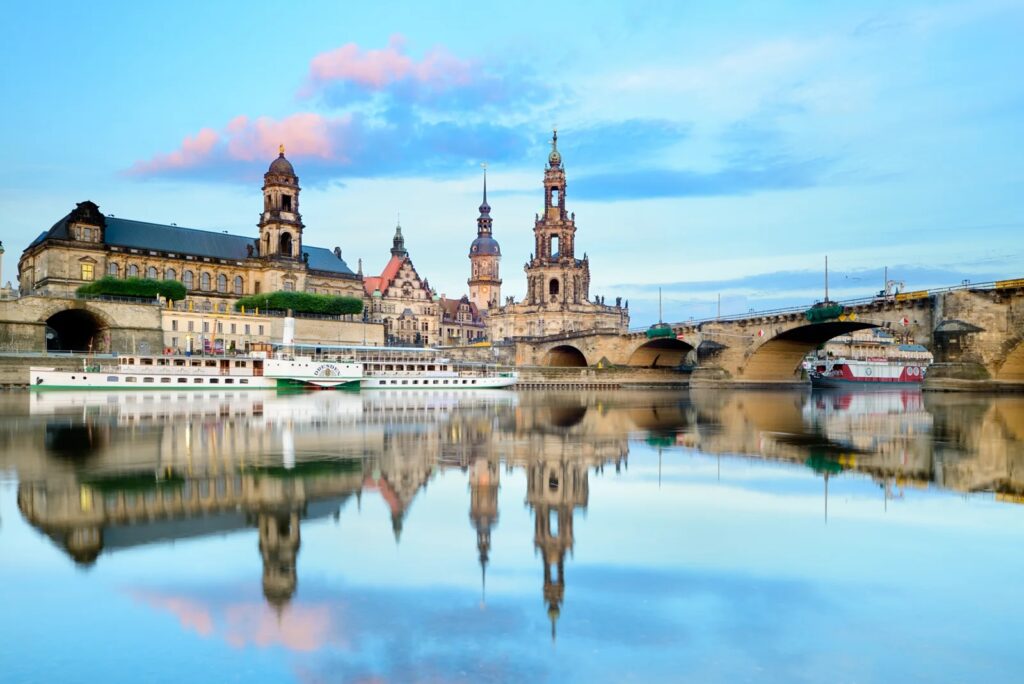 Dresden_Skyline_mit_Augustusbrücke,_Oberlandgericht_und_Hofkirche
