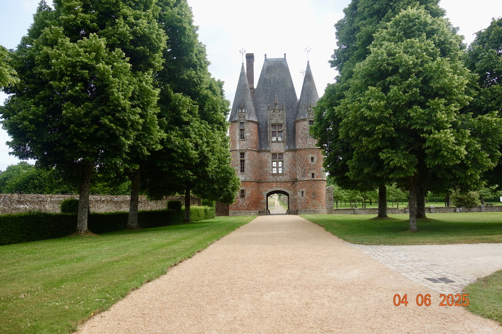 7.Je komt er binnen langs de monumentale iconische poortgebouw uit de Renaissance