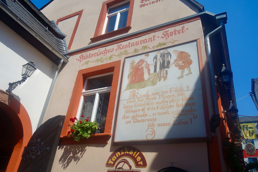 3.Een muurschildering vertelt het verhaal van Bernkastel doctor