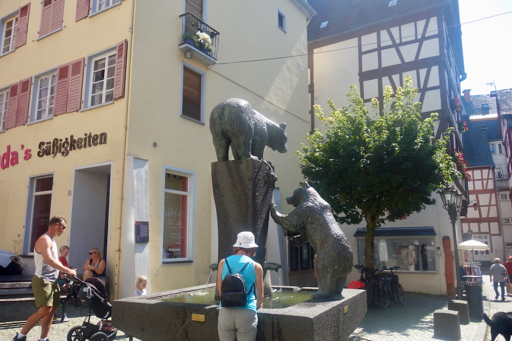 6.De fontein met de beren